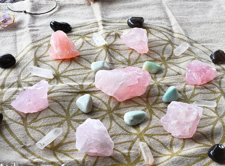 rose quartz crystal grid for attracting love